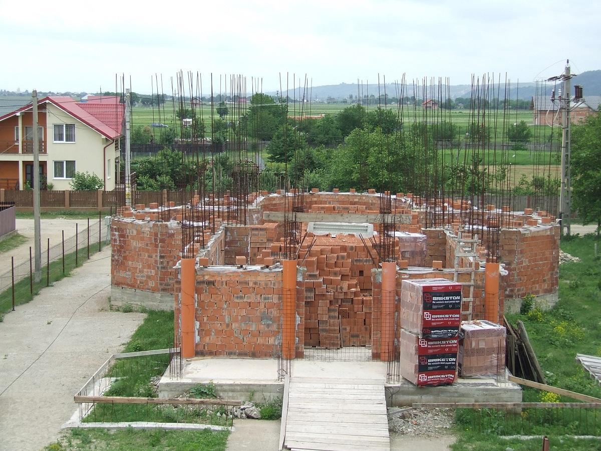 Biserica în construcție